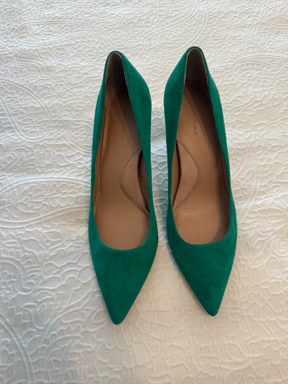 BRAND NEW Banana Republic green suede pumps - W11 US